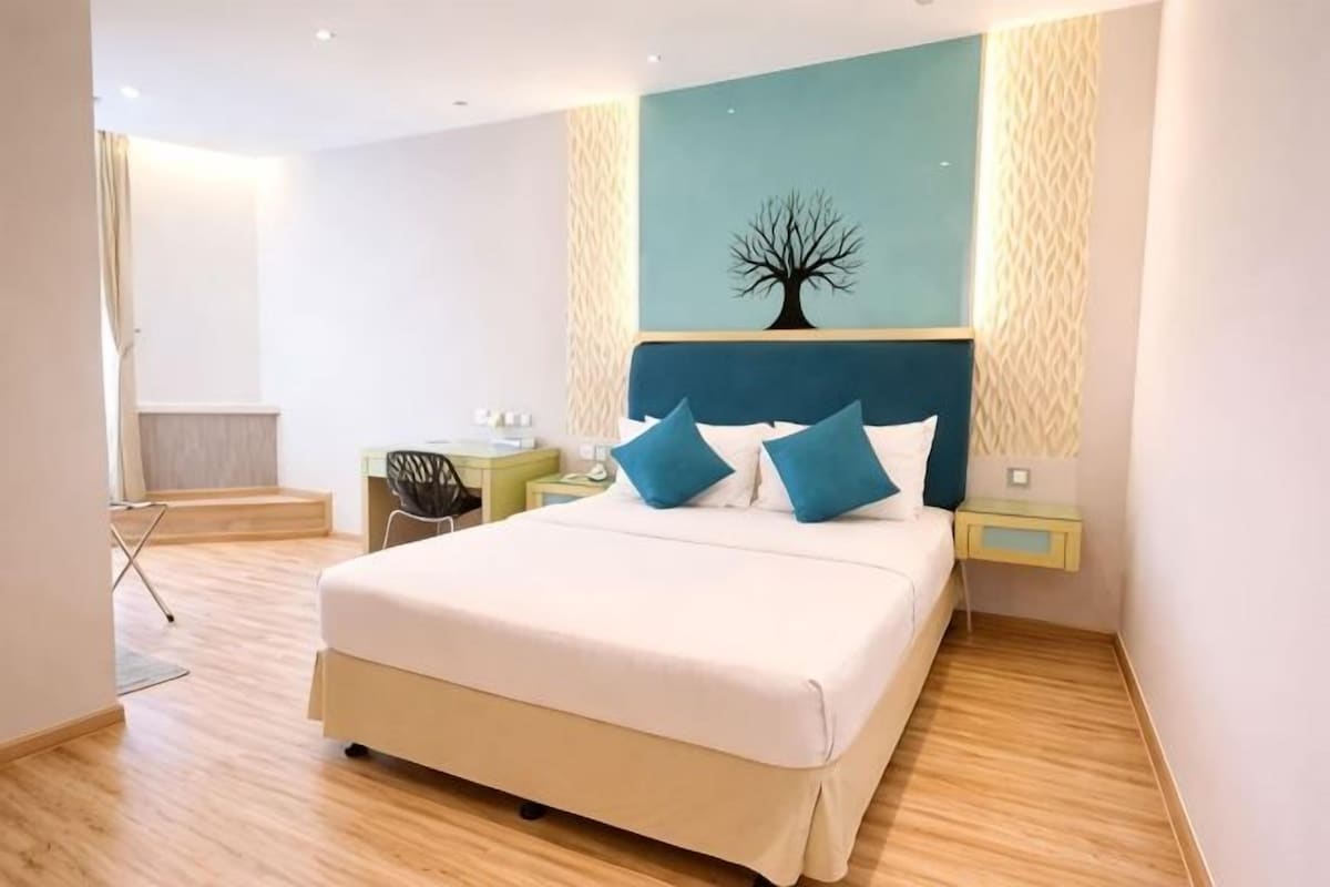 In-room safe, iron/ironing board, WiFi (free)