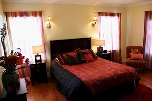 Pillow-top beds, individually decorated, individually furnished - Cinema Suites Bed & Breakfast (Los Angeles)