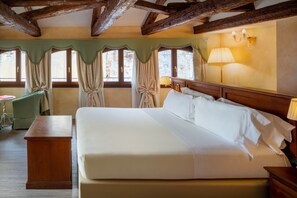 Premium bedding, minibar, in-room safe, individually furnished - Maison Venezia | UNA Esperienze (Venice)