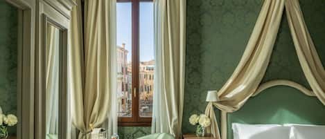 Chambre Prestige double (Canal View) | Literie de qualité, minibar, coffre-fort, ameublement unique