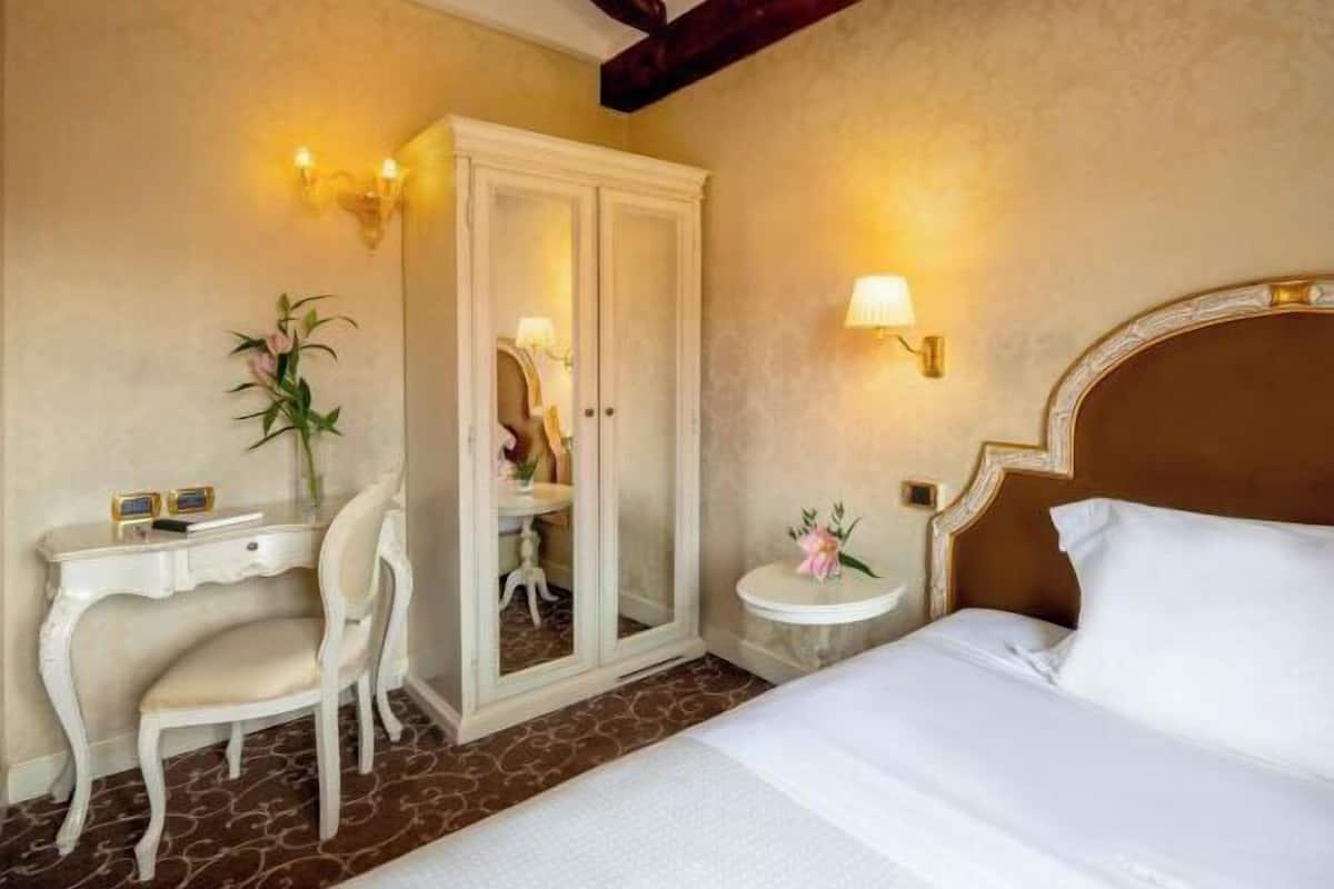 Luxe beddengoed, een minibar, een kluis op de kamer, een bureau