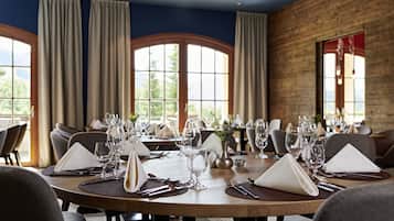 2 restaurantes, se sirven desayunos, comidas y cocina internacional