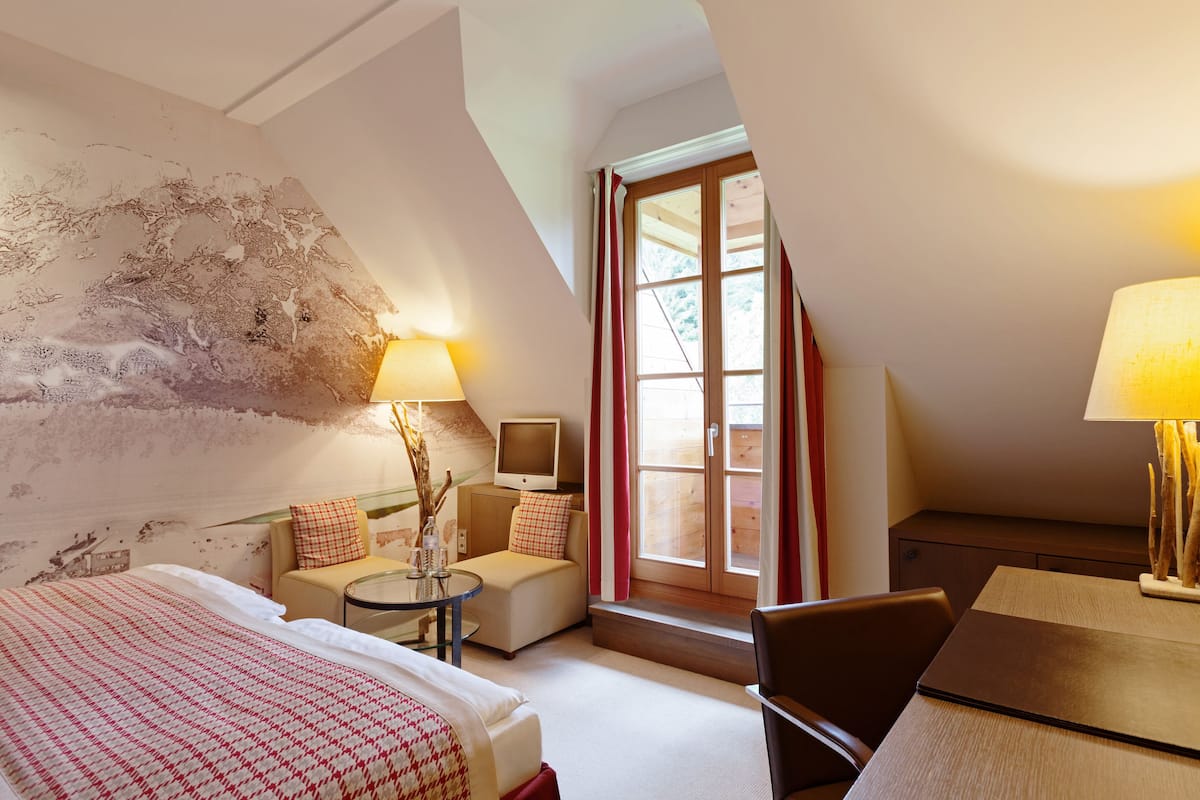 superior double room | living area | flat-screen tv