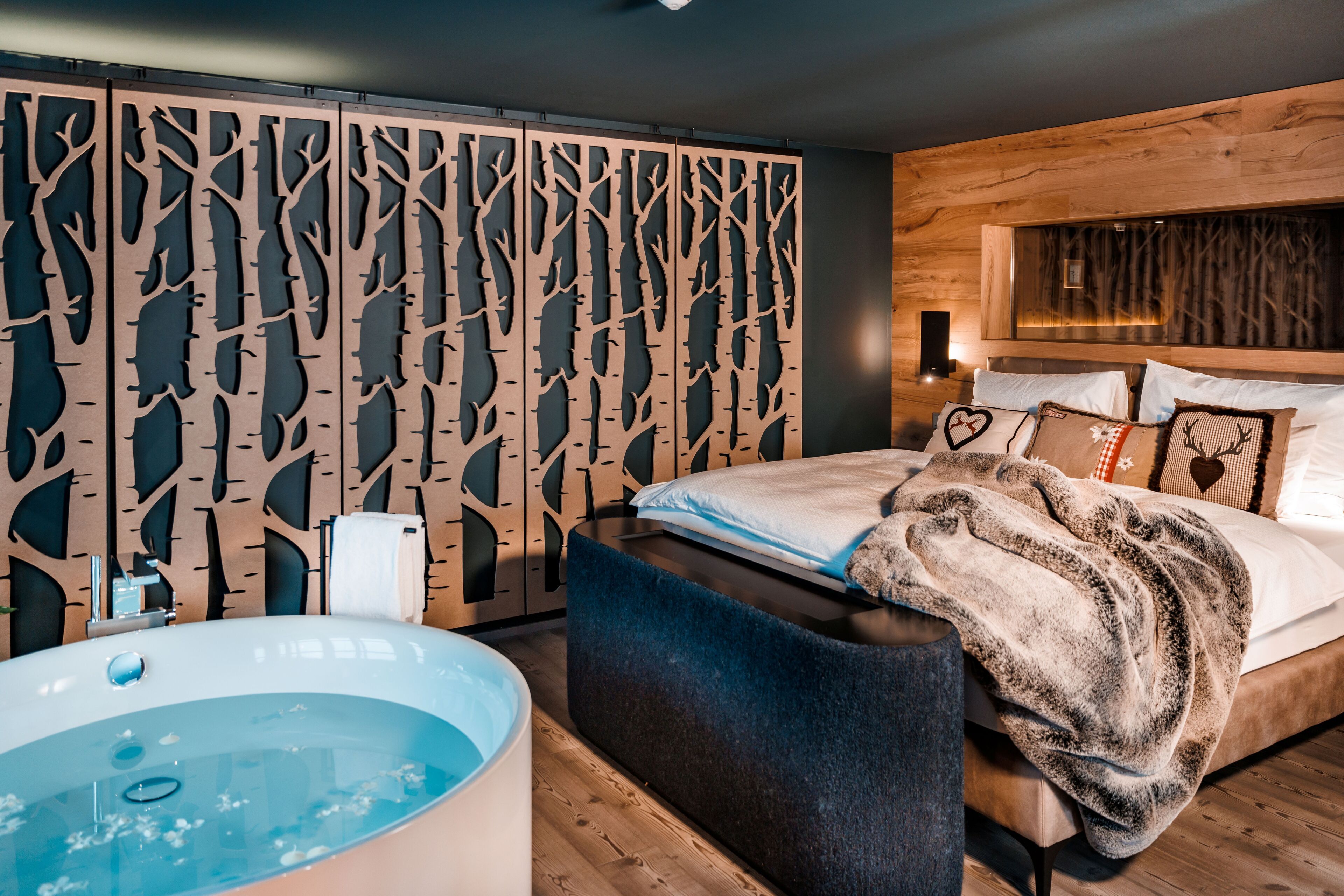 SPA Suite | In-room safe, blackout drapes, iron/ironing board, free WiFi