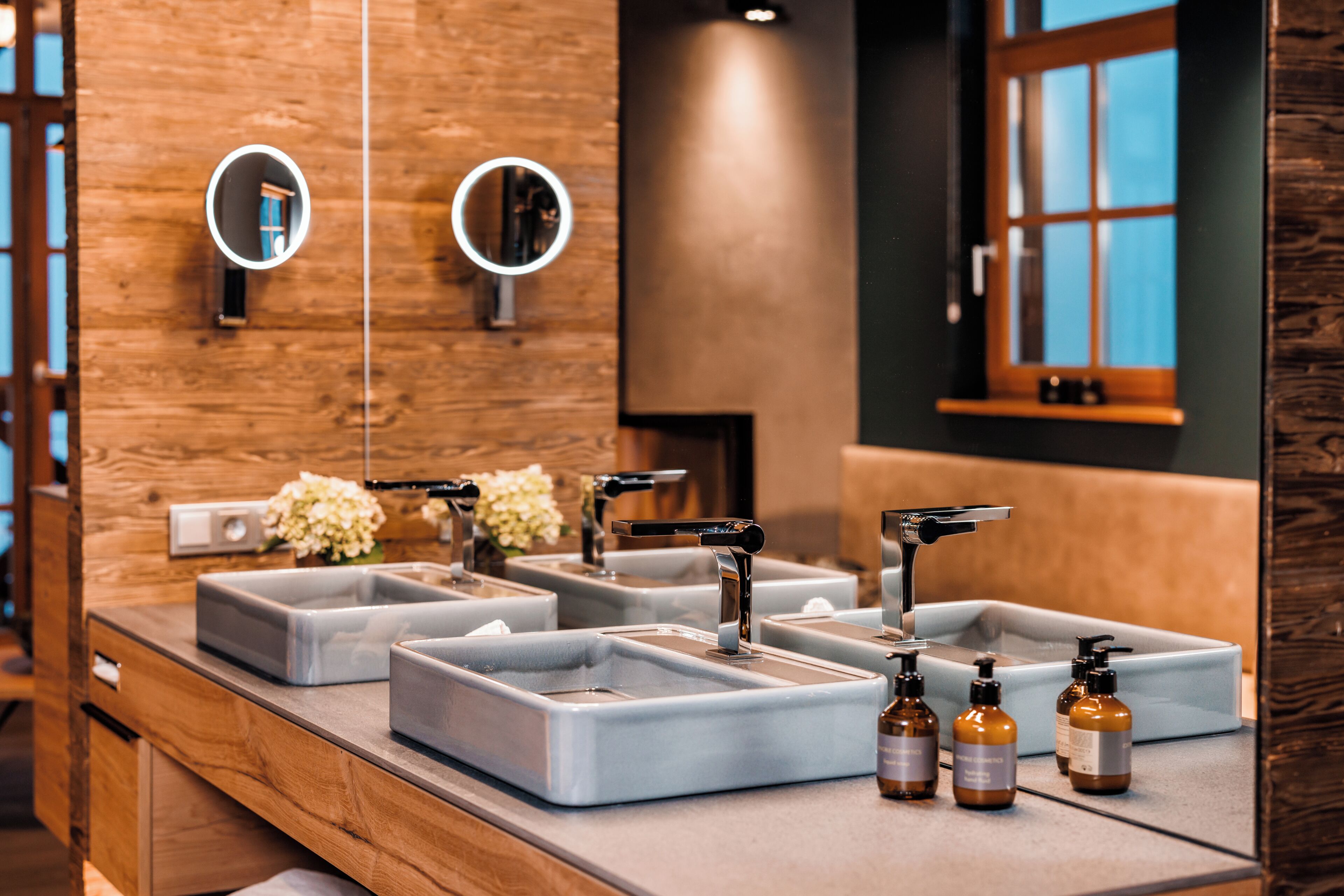 SPA Suite | Safe på rommet, blendingsgardiner og strykejern/-brett