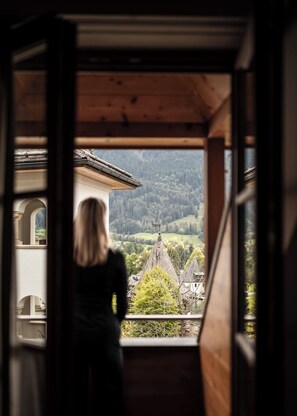 Double Room Classic | Safe på rommet, blendingsgardiner og strykejern/-brett