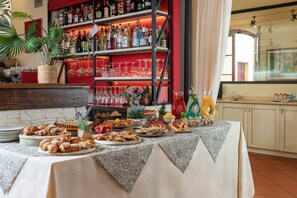 Desayuno buffet (EUR 20 por persona) 