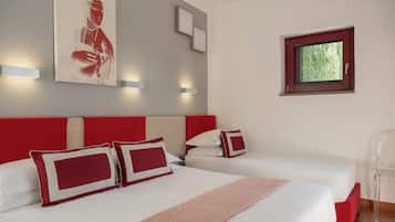 Habitación de hotel con cama, dos mesitas de noche, una ventana y una obra de arte colgada en la pared.