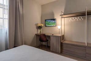 Quarto casal básico, para não fumantes, vista para o pátio | Roupas de cama antialérgicas, edredons de pluma, frigobar