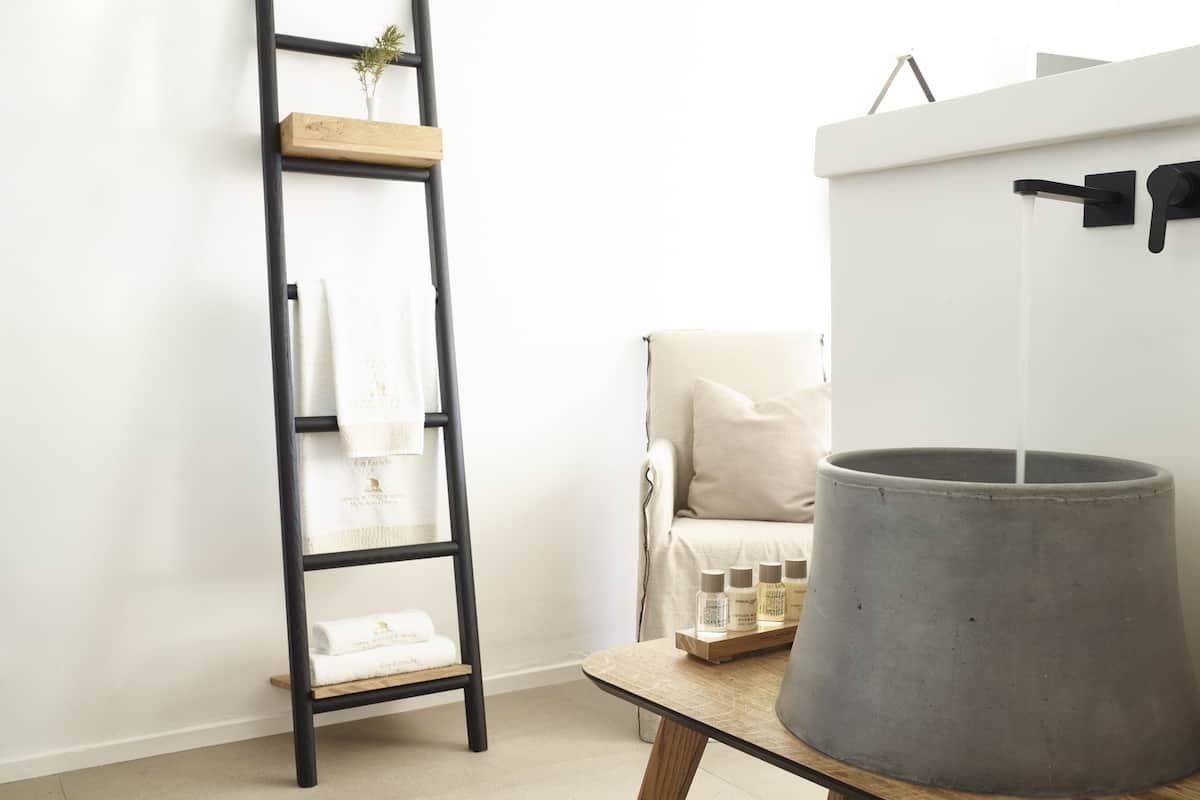 deluxe double room | bathroom | shower, rainfall showerhead, free toiletries, hair dryer