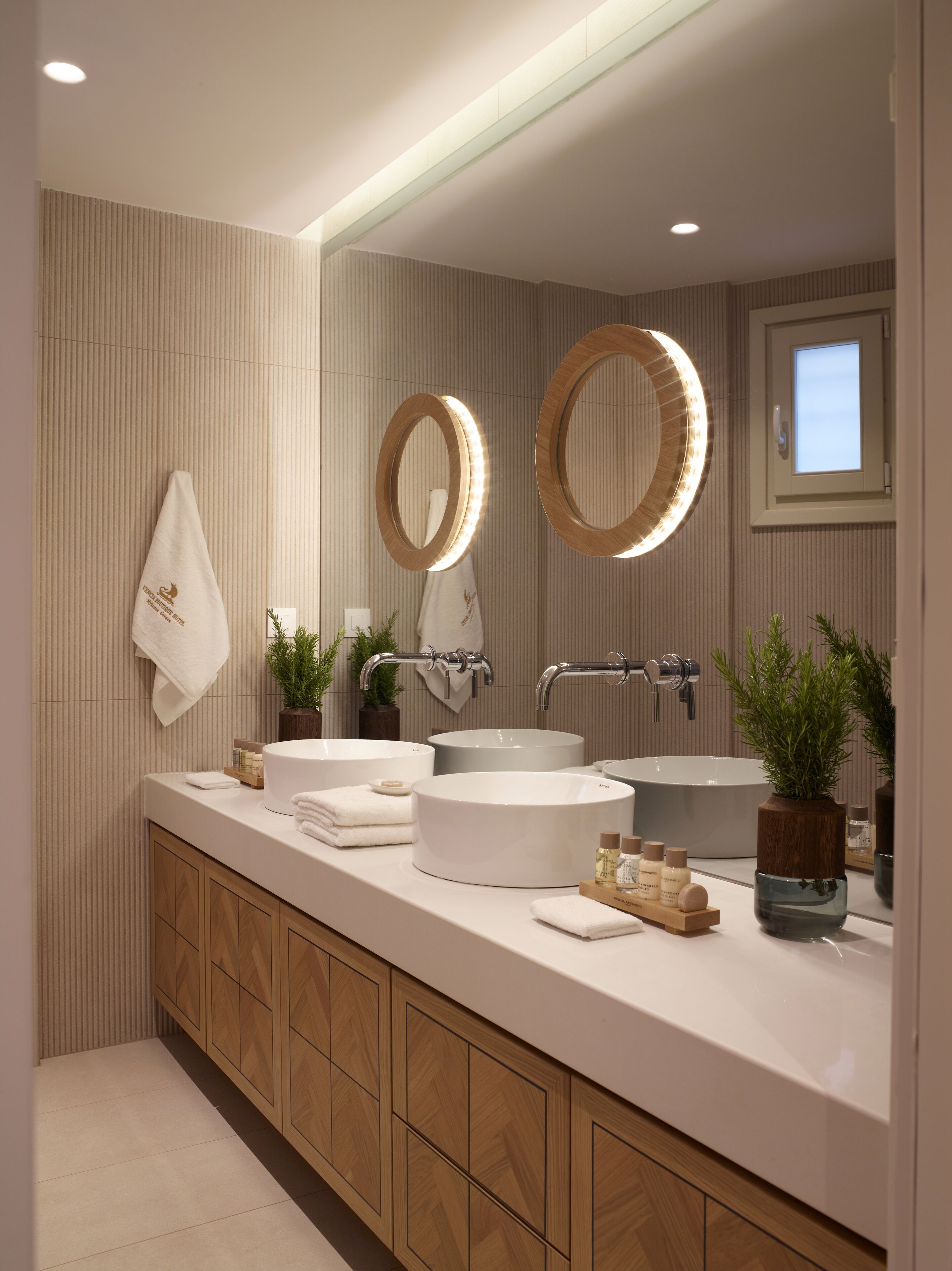 vencia 3-bedroom villa | bathroom | shower, rainfall showerhead, free toiletries, hair dryer