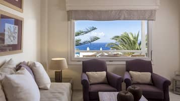 Superior-Suite, Meerblick | Wohnbereich | Flachbildfernseher