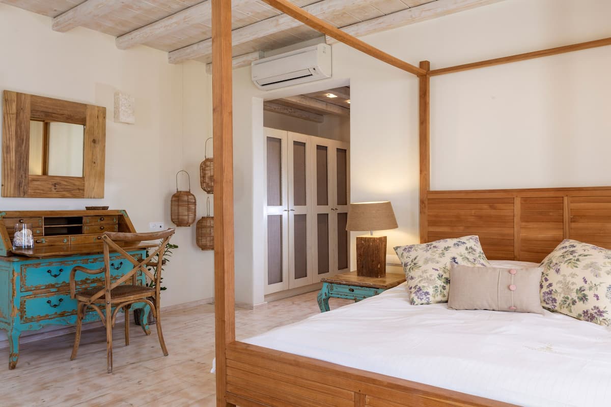 Superior suite | Luxe beddengoed, een kluis op de kamer, een strijkplank/strijkijzer