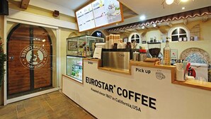 Een café met houten deur, een afhaalbalie en een menukaart.