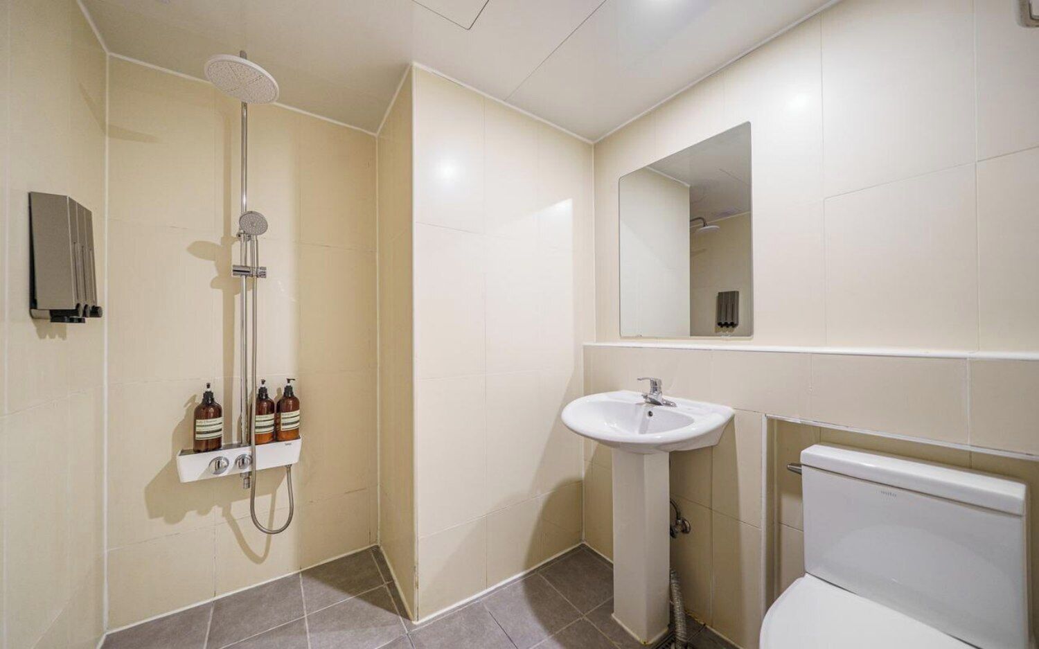 Un baño moderno con ducha, lavabo e inodoro.