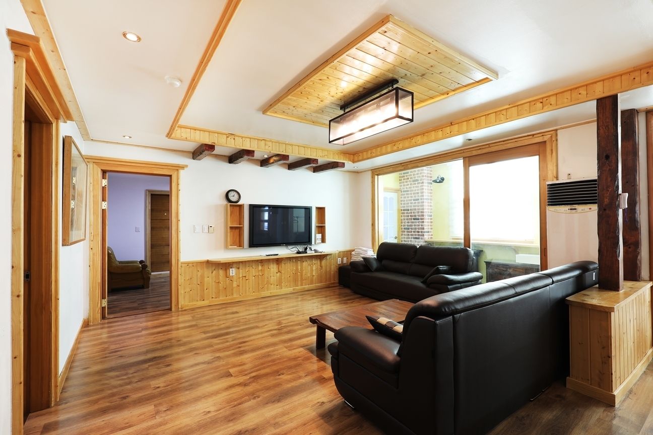 70-inch lcd tv with satellite channels