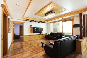 70-inch LCD TV with satellite channels - Incheon Airport Hotel Oceanside (Incheon)