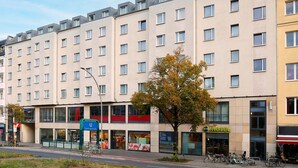 Een hotel met meerdere verdiepingen, een moderne gevel, grote ramen en een duidelijke entree.