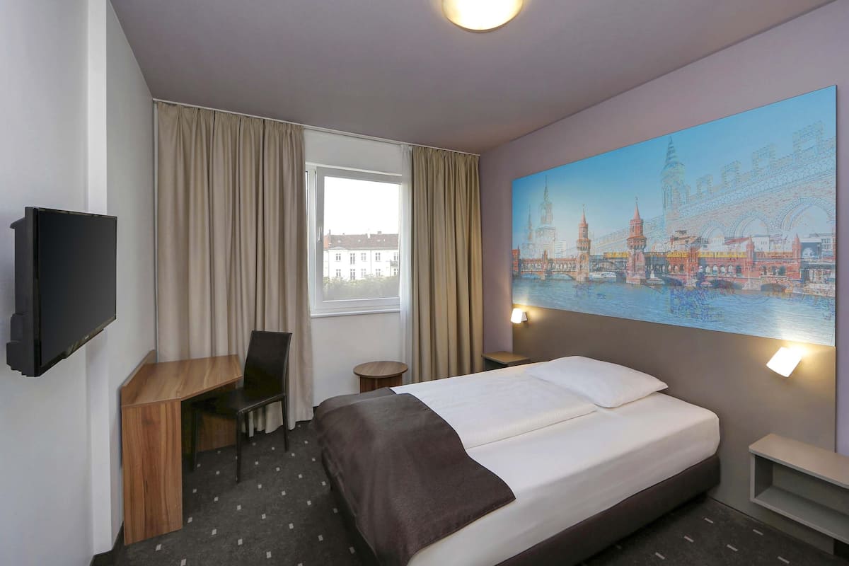 Single Room | Ropa de cama hipoalergénica, caja fuerte, escritorio y cortinas opacas