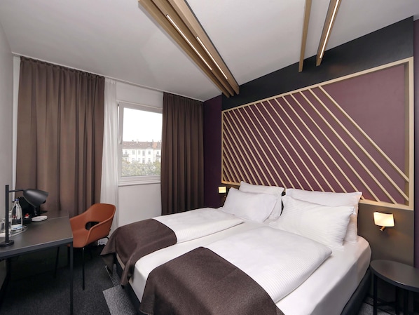 Premium Double Room | Hypo-allergenic bedding, in-room safe, desk, blackout curtains - B&B Hotel Berlin City-Ost (Berlin)