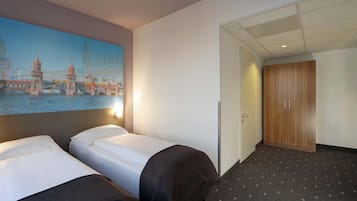 Hypo-allergenic bedding, in-room safe, desk, blackout drapes