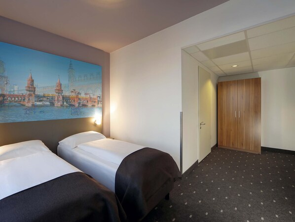 Hypo-allergenic bedding, in-room safe, desk, blackout drapes - B&B Hotel Berlin City-Ost (Berlin)