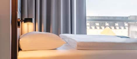 Habitación con 2 camas individuales | Ropa de cama hipoalergénica, caja fuerte, escritorio y cortinas opacas