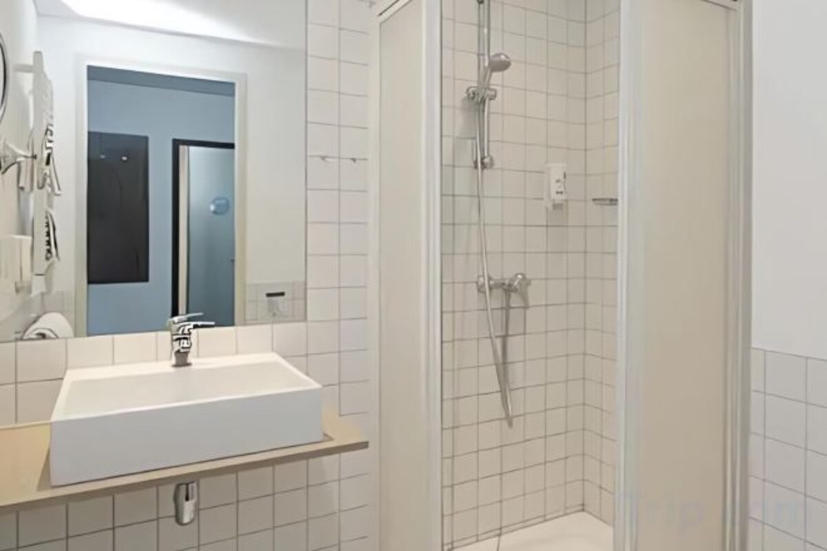 Douche, sèche-cheveux, serviettes fournies