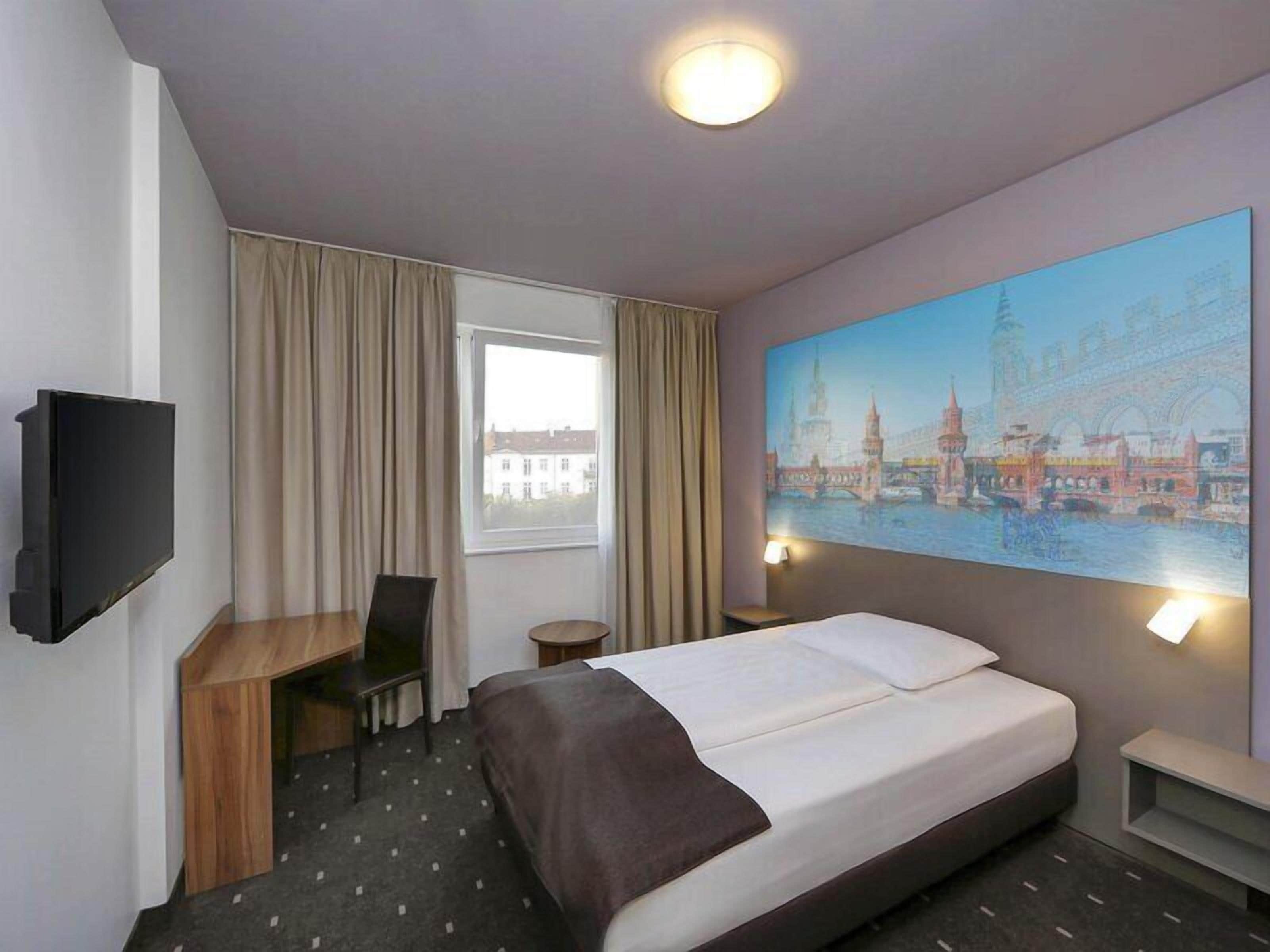 Single Room | Hypo-allergenic bedding available, in-room safe, desk, blackout drapes