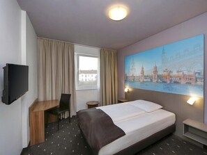 Single Room | Ropa de cama hipoalergénica, caja fuerte, escritorio y cortinas opacas