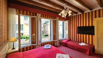 Deluxe-Dreibettzimmer, Kanalblick | Allergikerbettwaren, Daunenbettdecken, Schreibtisch