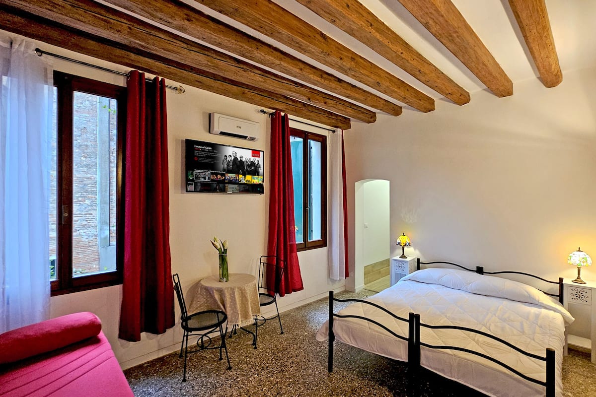 Appartamento con 2 camere da letto | 1 phòng ngủ, bộ đồ giường kháng dị ứng, chăn bông, bàn