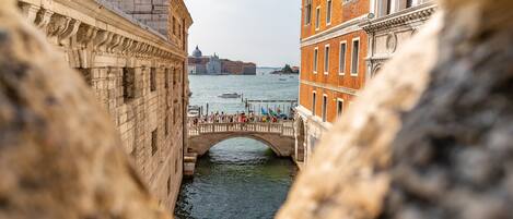 Un pont de pedra sobre un canal, amb edificis a ambdós costats.