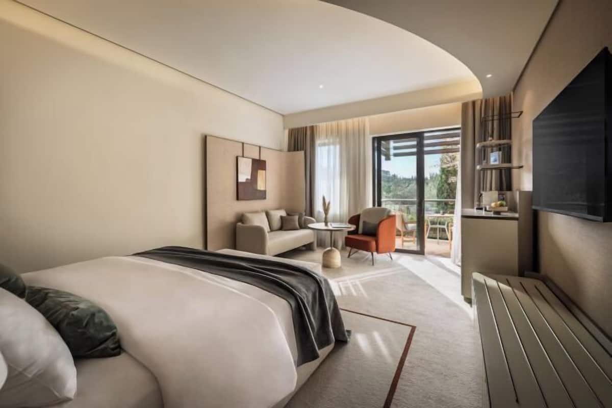 Premium bedding, down comforters, minibar, in-room safe