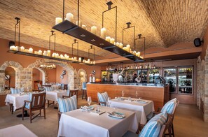 2 restaurantes; se sirven desayunos 