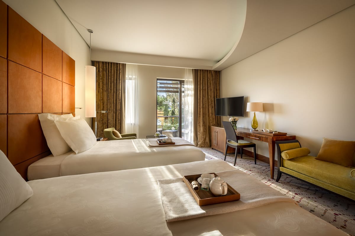 Ropa de cama de alta calidad, cubrecamas y minibar