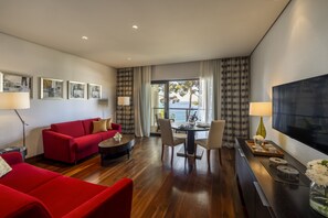 行政套房 | 起居區 | 38-吋 LCD 液晶電視、衛星頻道、電視