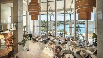 3 bars/lounges, een swim-up bar, een poolbar