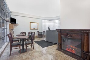 Free daily continental breakfast  - Days Inn by Wyndham Seattle North of Downtown (Seattle)