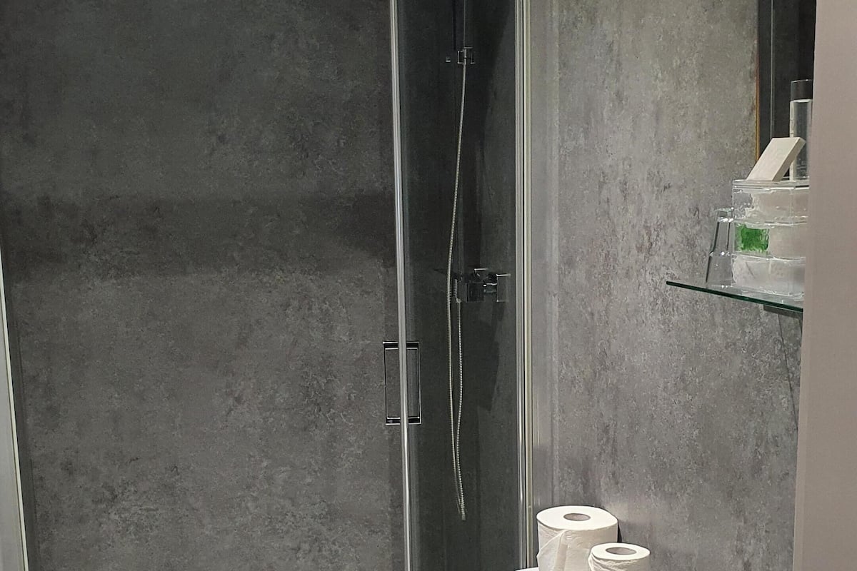 double room, ensuite | bathroom | towels