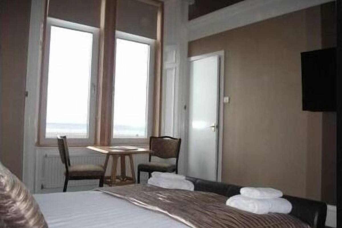 double room, ensuite, sea view | wifi