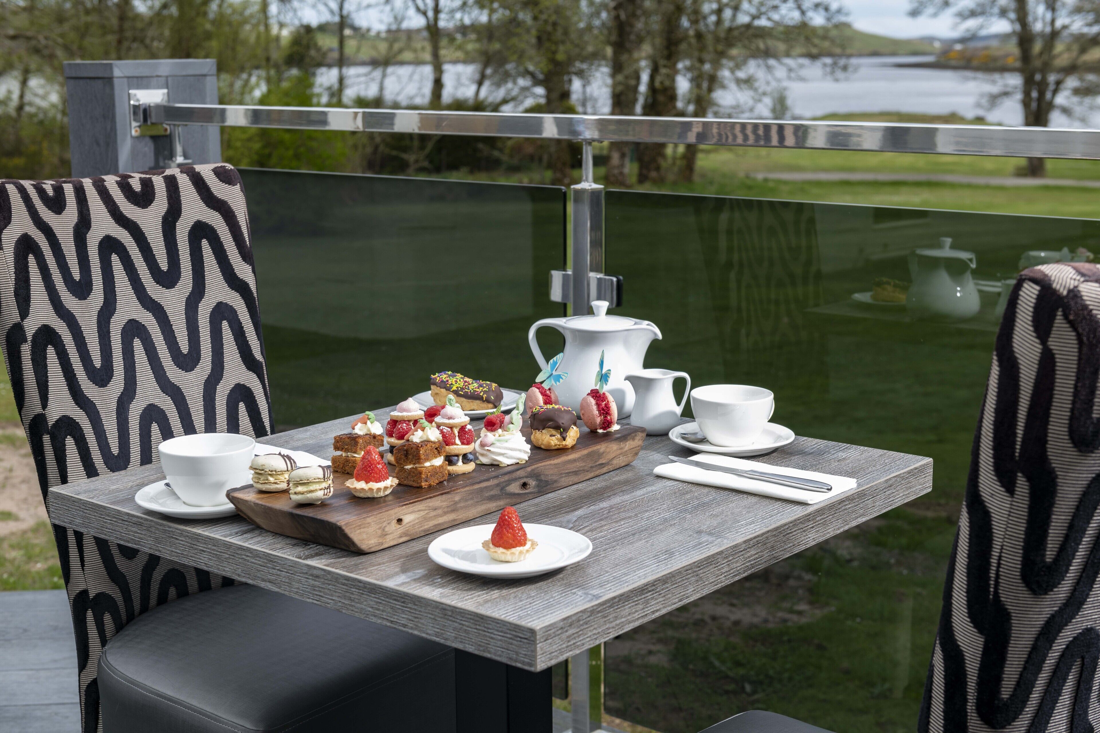 供應午餐和晚餐，當地和國際料理，花園景觀