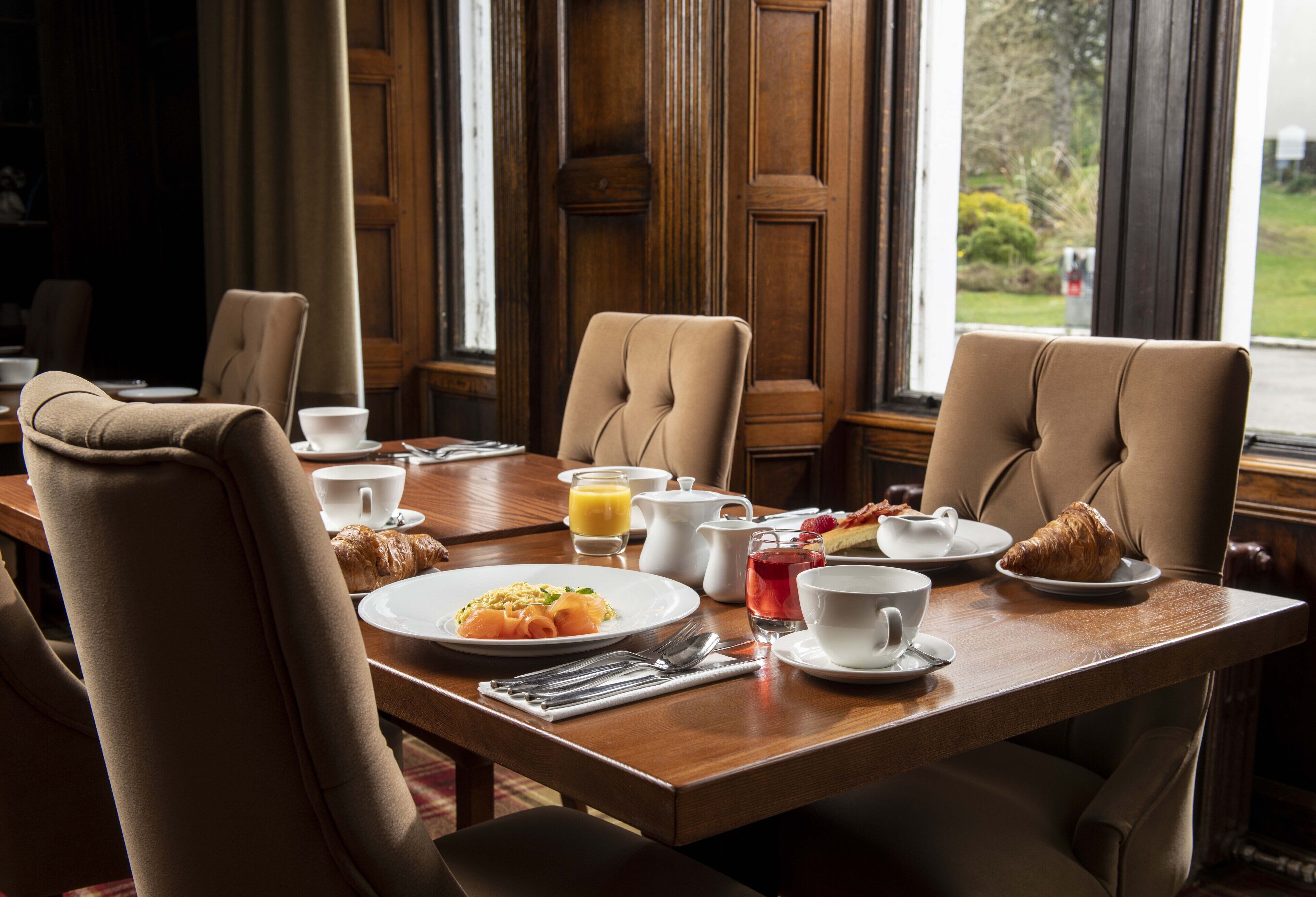 daily cooked-to-order breakfast (gbp 22.95 per person)