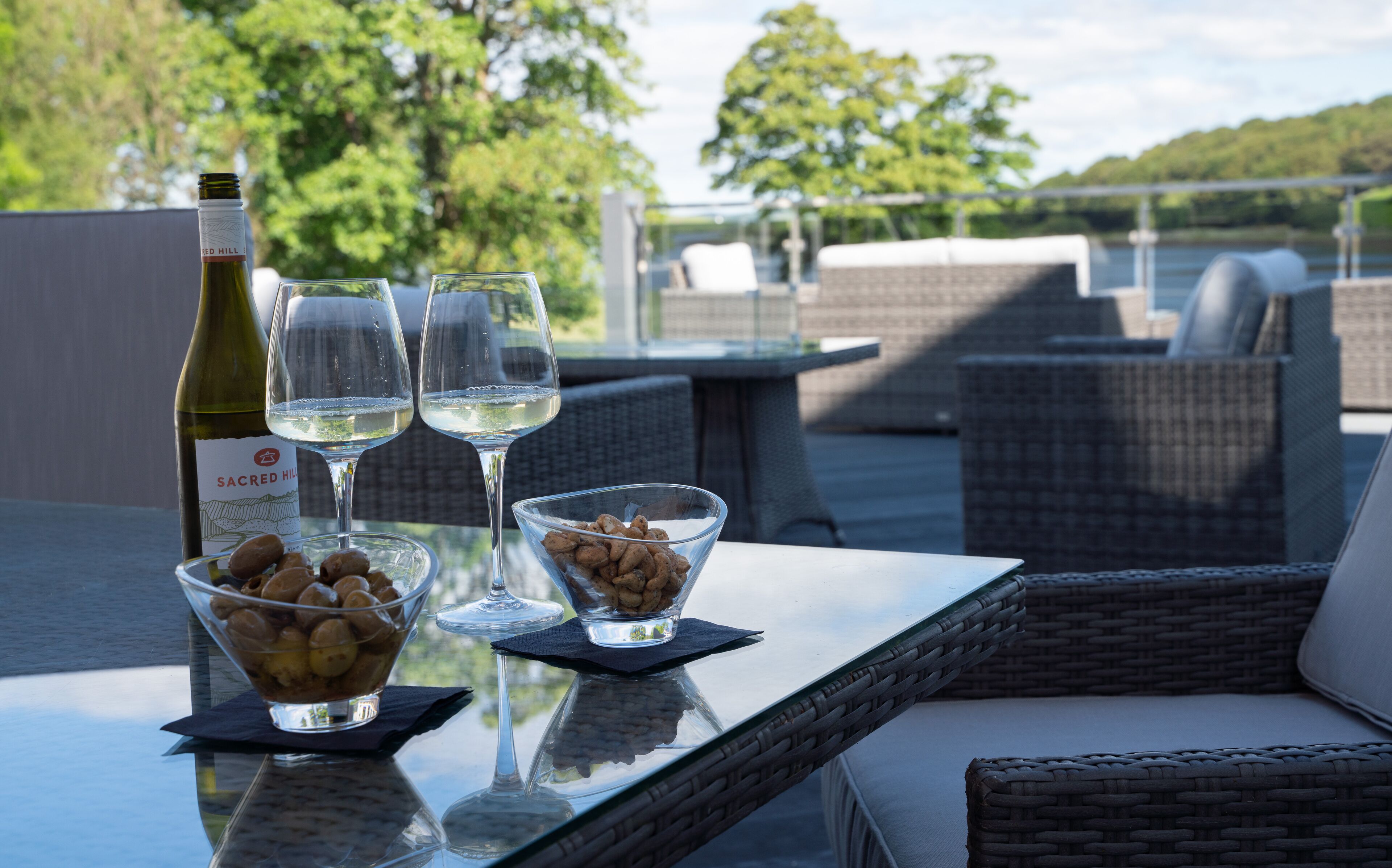 供應午餐和晚餐，當地和國際料理，花園景觀