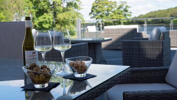 Serveert lunch, lokale en internationale gerechten, uitzicht op de tuin
