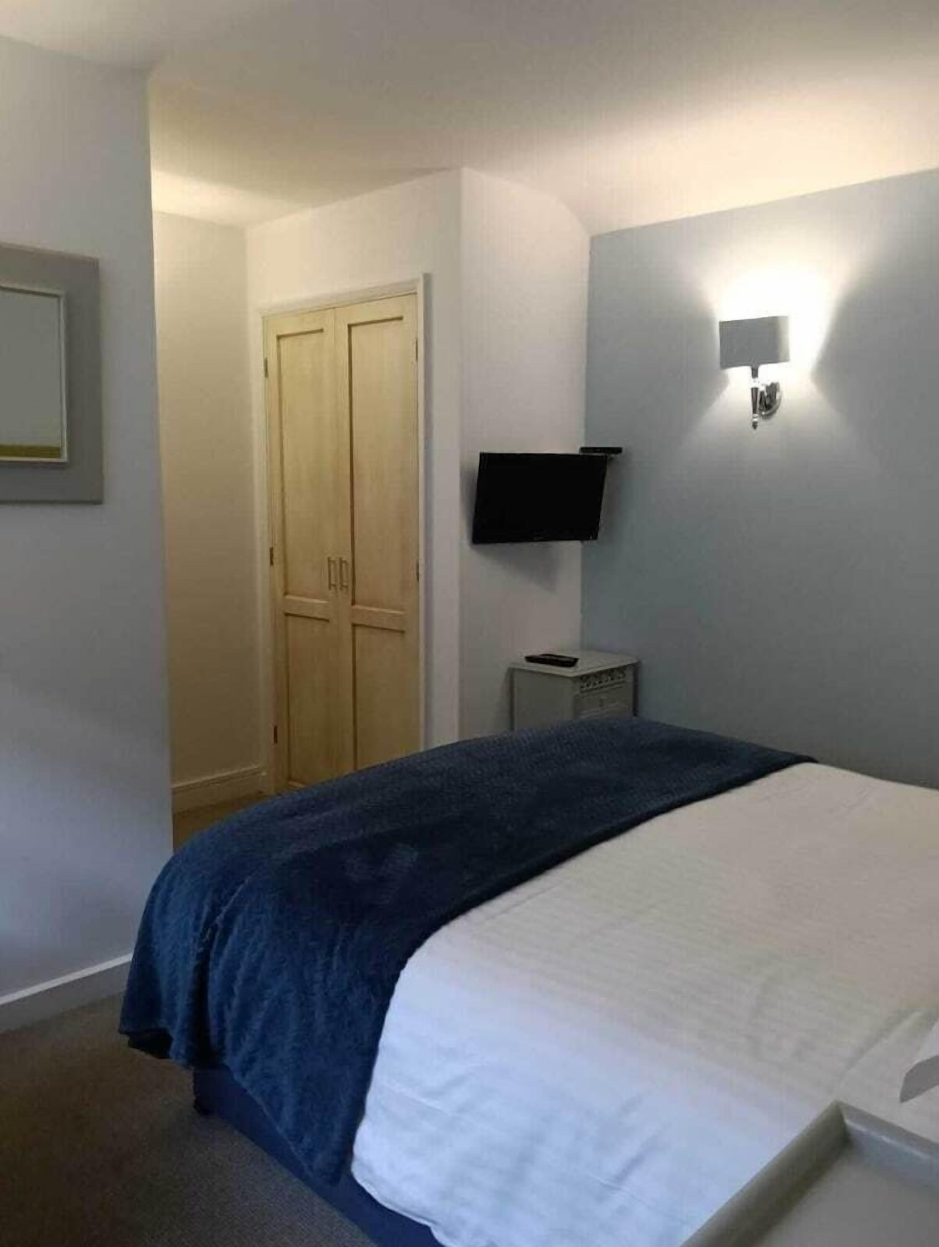 Premium bedding, iron/ironing board, travel crib, free WiFi