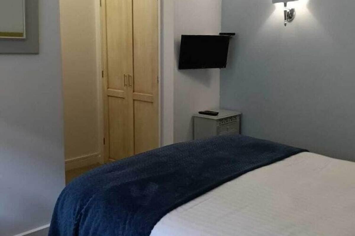 Premium bedding, iron/ironing board, travel crib, free WiFi