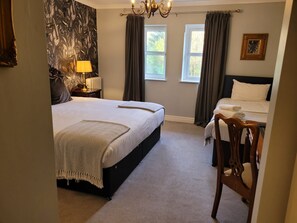 Chambre triple classique | Literie de qualité, couette en duvet