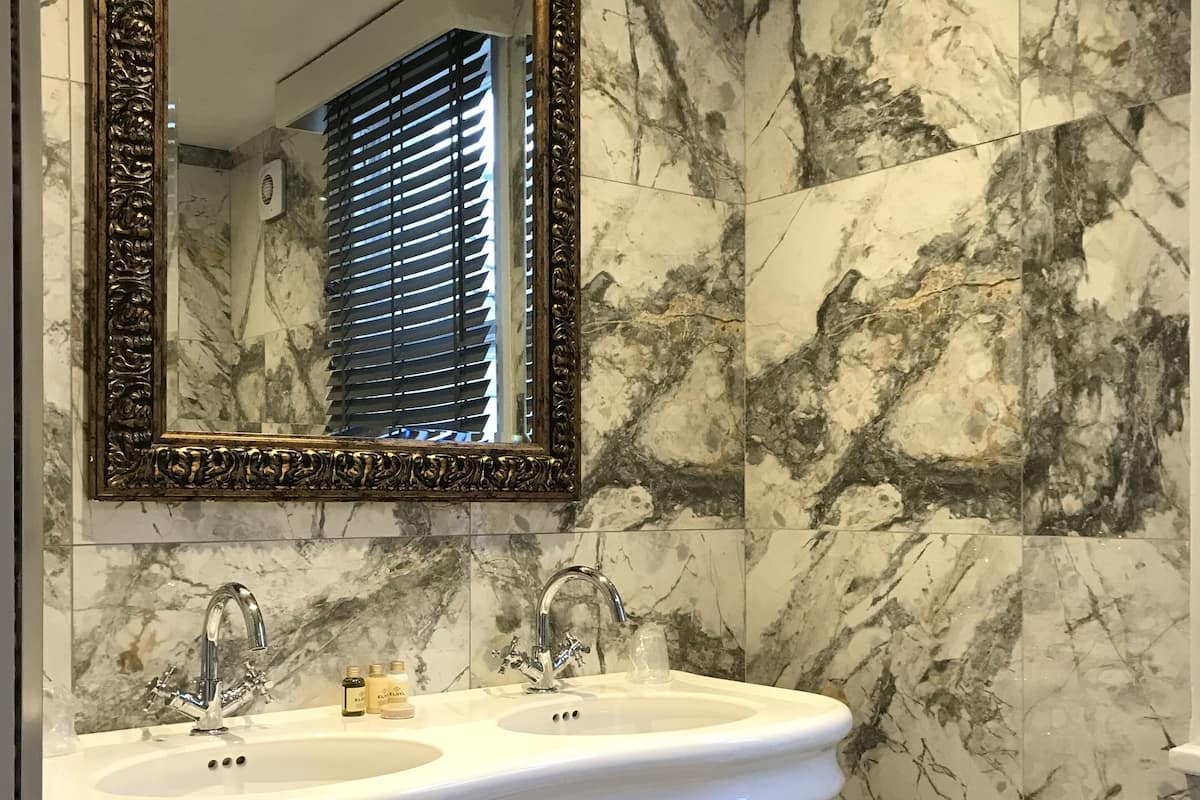 superior room | bathroom | combined shower/bathtub, jetted bath, rainfall showerhead