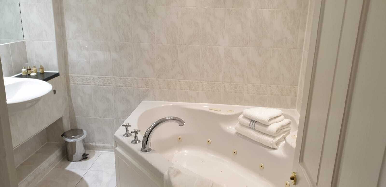 Une salle de bain avec une baignoire, un lavabo et des toilettes.